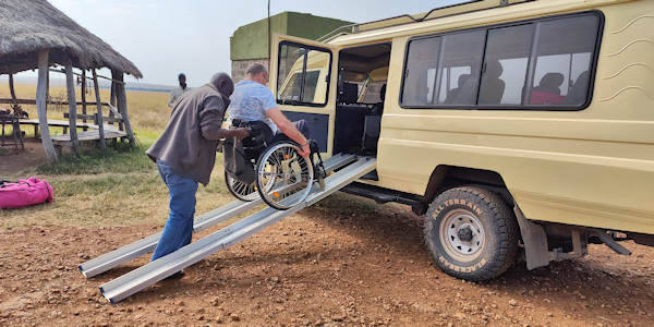 Kenia | Mindervalide reizen | Prive safari reizen | Aangepaste Lancruiser 4WD met oprijbanen - Masai Mara Kenia - juli 2024 | OnsKenia Kenia | Mindervalide reizen | Prive safari reizen | Aangepaste Lancruiser 4WD met oprijbanen - Masai Mara Kenia - juli 2024 | OnsKenia