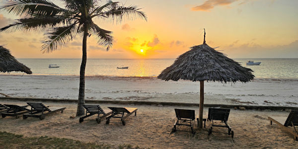 Zonsopkomst Indische oceaan Diani Beach-Kenia Zonsopkomst Indische oceaan Diani Beach-Kenia