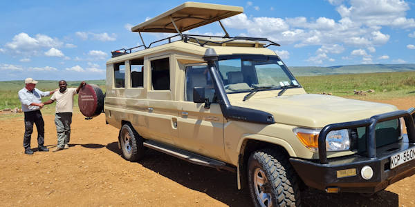 Masai Mara samen Leonard onze gids op de safari rondreis door Kenia Masai Mara samen Leonard onze gids op de safari rondreis door Kenia