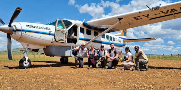 Kenia | Familie reizen | Luxe reizen | Prive safari reizen | Vlucht vanuit de Masai Mara naar Diani afscheid nemen op Ol Kiombo airstrip - januari 2023 | OnsKenia Kenia | Familie reizen | Luxe reizen | Prive safari reizen | Vlucht vanuit de Masai Mara naar Diani afscheid nemen op Ol Kiombo airstrip - januari 2023 | OnsKenia