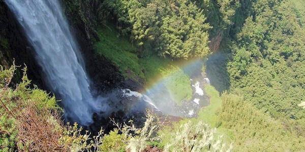 Karuru hoogste waterval in Kenia, Aberdare Nationaal Park in Kenia