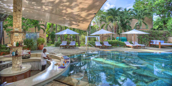 Almanara Beach Resort zwembad met vergezicht op zee, Galu Beach in Kenia Almanara Beach Resort zwembad met vergezicht op zee, Galu Beach in Kenia