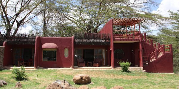 Accommodatie keuze bestaat uit standaard kamers en de luxe kamers met een eigen dakterras. Amboseli Serena Lodge accommodatie keuze bestaat uit standaard kamers en de luxe kamers met een eigen dakterras. Amboseli Nationaal Park in Kenia