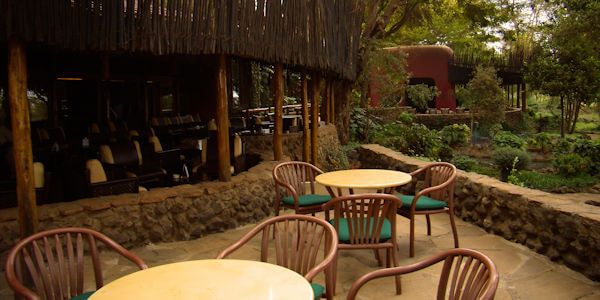 Terras met uitzicht op het Amboseli Nationaal Park waar in de middag een high-tea geserveerd zal worden. Terras met uitzicht op het Amboseli Nationaal Park waar in de middag een high-tea geserveerd zal worden, accommodatie Amboseli Nationaal Park in Kenia