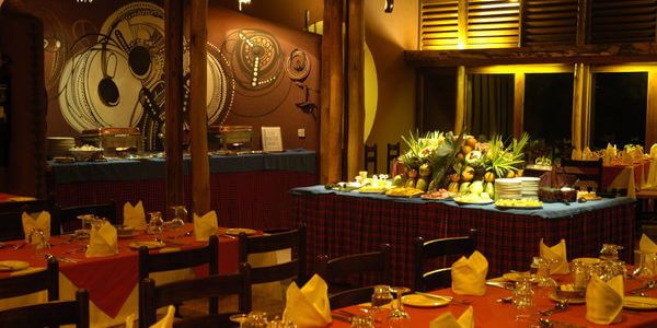 In het restaurant worden de maaltijden aangeboden in buffetvorm met een uitgebreide keuze aan gerechten. Amboseli Serena Lodge in het restaurant worden de maaltijden aangeboden in buffetvorm met een uitgebreide keuze aan gerechten. Amboseli Nationaal Park in Kenia