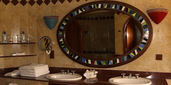 En-suite een ruime badkamer met een overheerlijk douche, met wastafels en toilet en een föhn. Amboseli Serena Lodge en-suite een ruime badkamer met een overheerlijk douche, met wastafels en toilet en een föhn. Amboseli Nationaal Park in Kenia