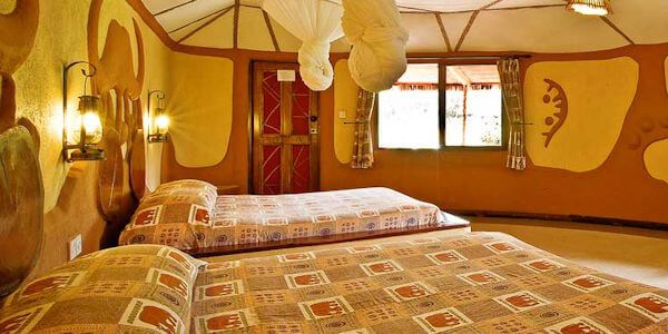De accommodatie beschikt over ruime kamers met mooie muurschilderingen die de inrichting compleet maken. De accommodatie beschikt over ruime kamers met mooie muurschilderingen die de inrichting compleet maken, accommodatie Amboseli Nationaal Park in Kenia