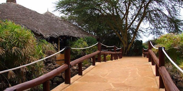 Entree naar de gemeenschappelijke ruimte waar de receptie, lounge, bar en restaurant bevinden. Amboseli Sopa Lodge entree naar de gemeenschappelijke ruimte waar de receptie, lounge, bar en restaurant bevinden. Amboseli Nationaal Park in Kenia