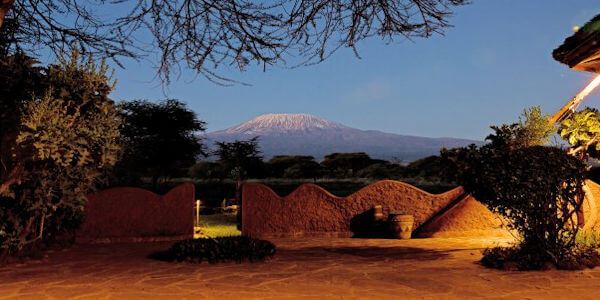 Vanuit Amboseli Sopa Lodge uitzicht op de Mount Kilimanjaro. De hoogste berg van Afrika. Vanuit Amboseli Sopa Lodge uitzicht op de Mount Kilimanjaro. De hoogste berg van Afrika.