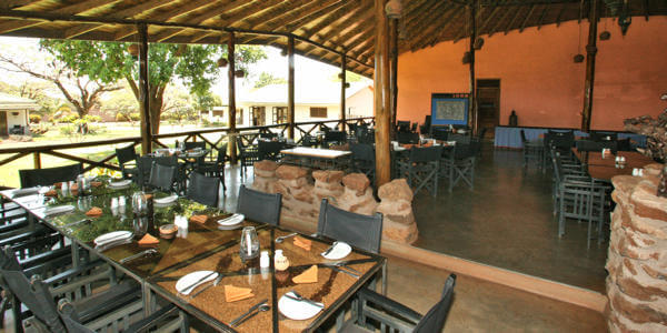Ameg Lodge restaurant uitzicht op tuin, Kilimanjaro Nationaal Park in Tanzania