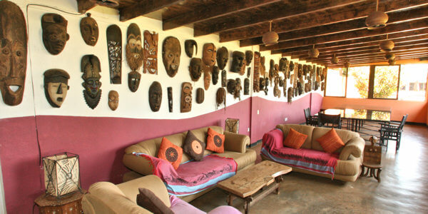 Ameg Lodge accommodatie lounge uitzicht tuin, Kilimanjaro Nationaal Park in Tanzania