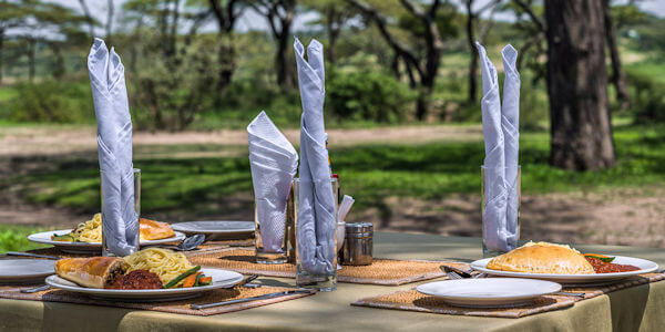 Angata Bologonja Camp accommodatie lunch á la fresco, Serengeti Nationaal Park in Tanzania Angata Bologonja Camp accommodatie lunch á la fresco, Serengeti Nationaal Park in Tanzania