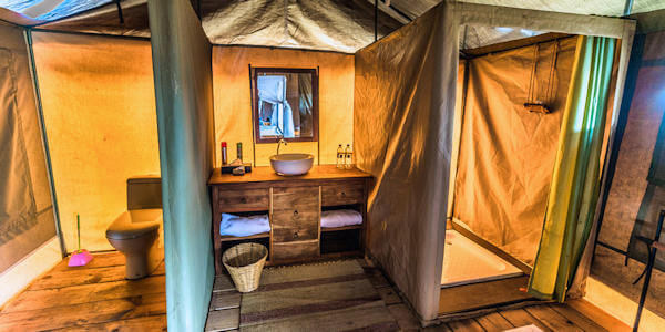 Angata Bologonja Camp accommodatie interieur badkamer, Serengeti Nationaal Park in Tanzania Angata Bologonja Camp accommodatie interieur badkamer, Serengeti Nationaal Park in Tanzania