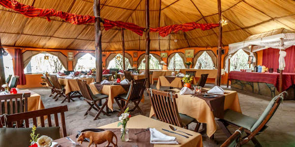 Aruba Mara Camp restaurant interieur, Masai Mara in Kenia