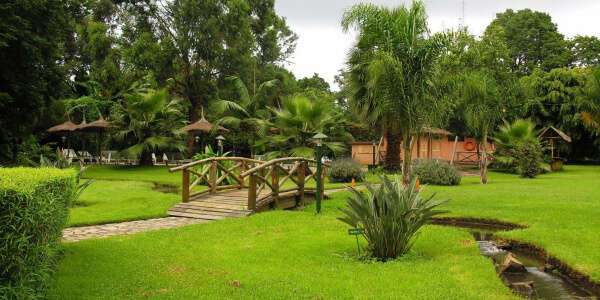 Arumeru River Lodge accommodatie zwembad met kleedkamers, Arusha Nationaal Park in Tanzania Arumeru River Lodge accommodatie zwembad met kleedkamers, Arusha Nationaal Park in Tanzania