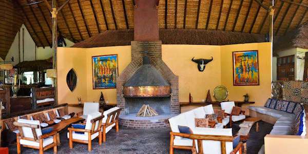 Arumeru River Lodge lounge, Arusha Nationaal Park in Tanzania Arumeru River Lodge lounge, Arusha Nationaal Park in Tanzania