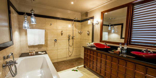 Arusha Coffee Lodge accommodatie plantation room badkamer, Arusha Nationaal Park in Tanzania Arusha Coffee Lodge accommodatie plantation room badkamer, Arusha Nationaal Park in Tanzania