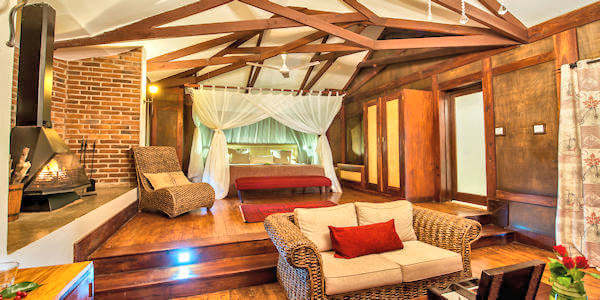 Arusha Coffee Lodge plantation suite interieur, Arusha Nationaal Park in Tanzania Arusha Coffee Lodge plantation suite interieur, Arusha Nationaal Park in Tanzania