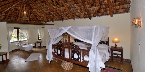 Arusha Safari Lodge accommodatie inrichting chalet slaapkamer, Arusha Nationaal Park in Tanzania Arusha Safari Lodge accommodatie inrichting chalet slaapkamer, Arusha Nationaal Park in Tanzania