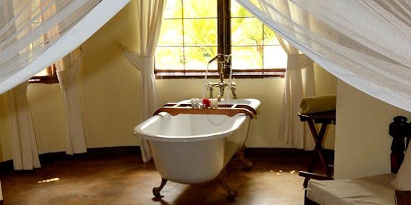 Arusha Safari Lodge inrichting badkamer, Arusha Nationaal Park in Tanzania Arusha Safari Lodge inrichting badkamer, Arusha Nationaal Park in Tanzania