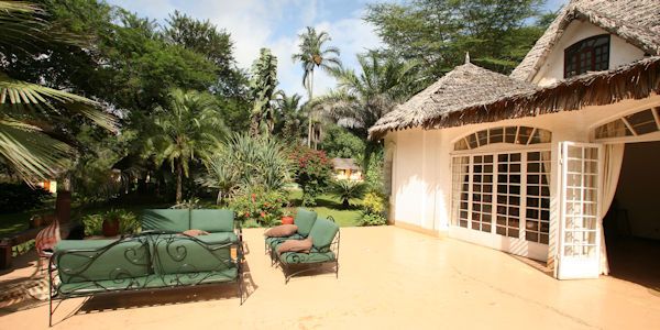 Arusha Safari Lodge accommodatie terras hoofdgebouw, Arusha Nationaal Park in Tanzania Arusha Safari Lodge accommodatie terras hoofdgebouw, Arusha Nationaal Park in Tanzania