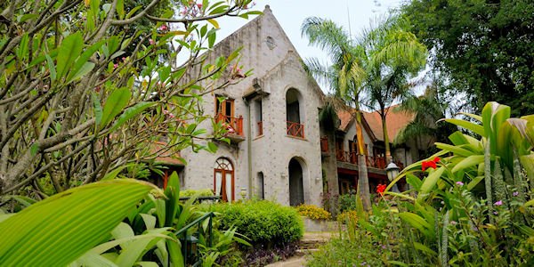 Arusha Serena Hotel hoofdgebouw, Arusha Nationaal Park in Tanzania Arusha Serena Hotel hoofdgebouw, Arusha Nationaal Park in Tanzania