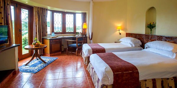 Arusha Serena Hotel accommodatie inrichting gescheiden bedden, Arusha Nationaal Park in Tanzania Arusha Serena Hotel accommodatie inrichting gescheiden bedden, Arusha Nationaal Park in Tanzania