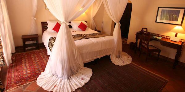 De cottages zijn ingericht in koloniale stijl met grote hemelbedden voorzien van een klamboe. Asha Boutique Hotel de cottages zijn ingericht in koloniale stijl met grote hemelbedden voorzien van een klamboe. Diani Beach in Kenia