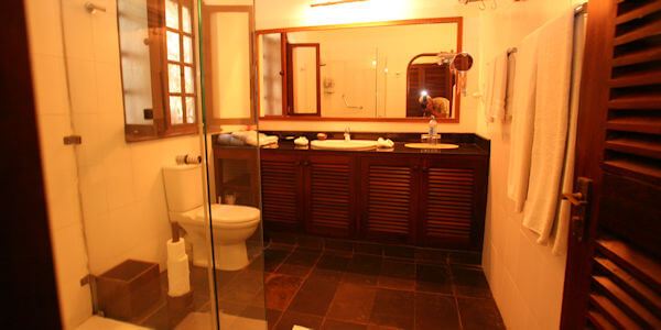 Cottages zijn uitgerust met en-suite een ruime badkamer met douche en opbergkasten in de gang. Cottages zijn uitgerust met en-suite een ruime badkamer met douche en opbergkasten in de gang, accommodatie Diani Beach in Kenia