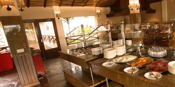 Uitgebreide maaltijdkeuze in buffetvorm in het restaurant op basis van intercontinentale gerechten, accommodatie Tsavo Oost Nationaal Park in Kenia