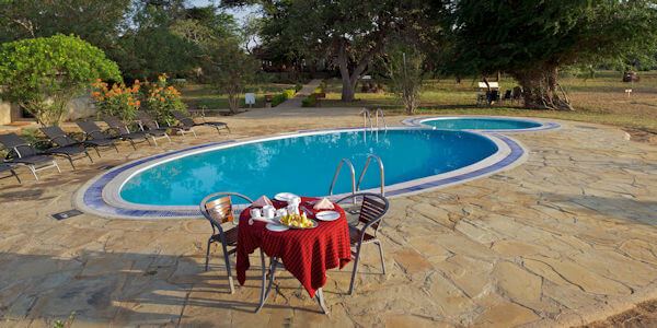 Voor gasten die verkoeling zoeken tussen de gamedrives en mogelijkheid tot een bushbreakfast, accommodatie Tsavo Oost Nationaal Park in Kenia