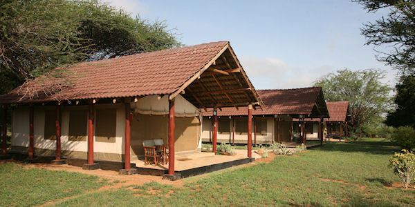 Ashnil Aruba Lodge luxe safaritent, Tsavo Oost Nationaal Park in Kenia