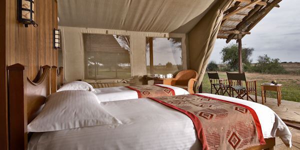 Ashnil Aruba Lodge accommodatie luxe safaritent interieur, Tsavo Oost Nationaal Park in Kenia
