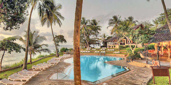 Baobab Beach Resort en Spa zwembad en jambo poolbar, Diani Beach in Kenia Baobab Beach Resort en Spa zwembad en jambo poolbar, Diani Beach in Kenia