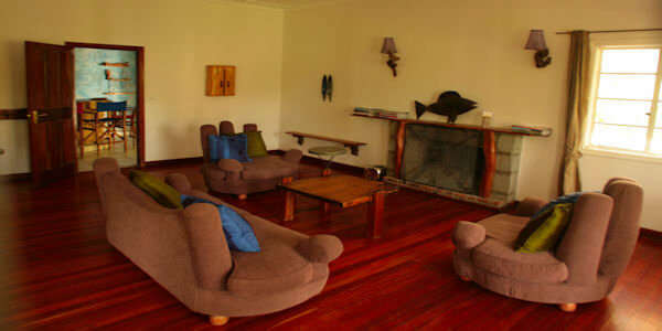 Bilashaka Lodge woonkamer met openhaard voor frisse avonden aan het naivasha meer. Naivasha Meer in Kenia