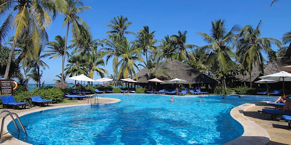 Breezes Beach Club & Spa accommodatie zwembad met poolbar, Zanzibar in Tanzania Breezes Beach Club & Spa accommodatie zwembad met poolbar, Zanzibar in Tanzania