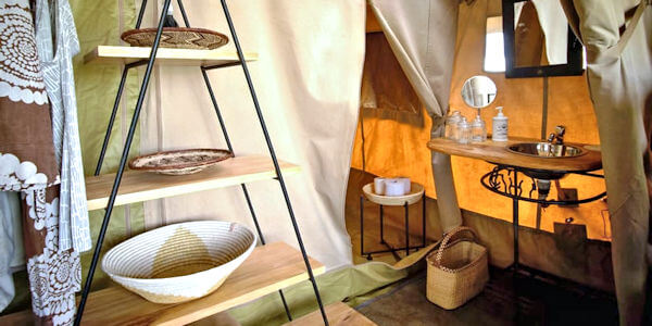 Camp Zebra accommodatie interieur badkamer, Serengeti Nationaal Park in Tanzania Camp Zebra accommodatie interieur badkamer, Serengeti Nationaal Park in Tanzania