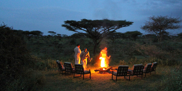 Camp Zebra kampvuur met aperitief, Serengeti Nationaal Park in Tanzania Camp Zebra kampvuur met aperitief, Serengeti Nationaal Park in Tanzania
