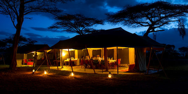 Camp Zebra accommodatie restaurant bij avond, Serengeti Nationaal Park in Tanzania Camp Zebra accommodatie restaurant bij avond, Serengeti Nationaal Park in Tanzania