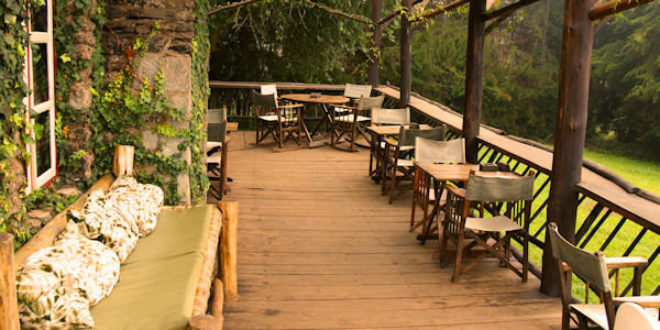 Castle Forest Lodge accommodatie main house veranda, Mount Kenya Nationaal Park in Kenia Castle Forest Lodge accommodatie main house veranda, Mount Kenya Nationaal Park in Kenia