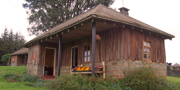 Castle Forest Lodge accommodatie bungalow, Mount Kenya Nationaal Park in Kenia Castle Forest Lodge accommodatie bungalow, Mount Kenya Nationaal Park in Kenia