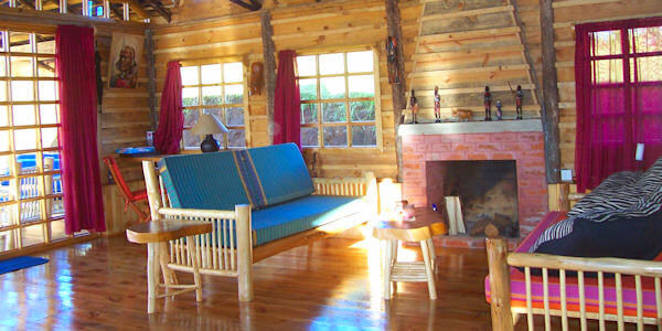 Castle Forest Lodge accommodatie chalet interieur, Mount Kenya Nationaal Park in Kenia Castle Forest Lodge accommodatie chalet interieur, Mount Kenya Nationaal Park in Kenia