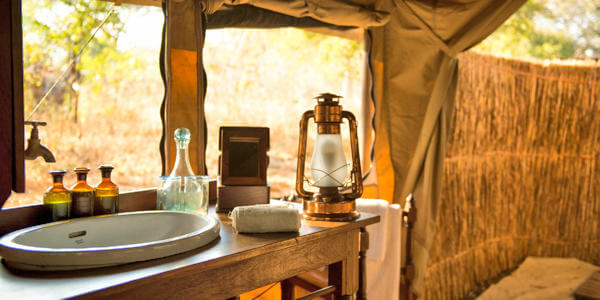 Chada Katavi Camp accommodatie badkamer met buitendouche, Katavi Nationaal Park in Tanzania