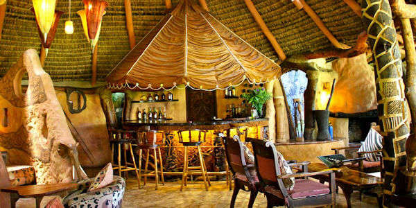 Chui Lodge felgekleurde stoffen gecombineerd met afrikaans houtsnijwerk de gehele ambiance is verrassend. Naivasha Meer in Kenia