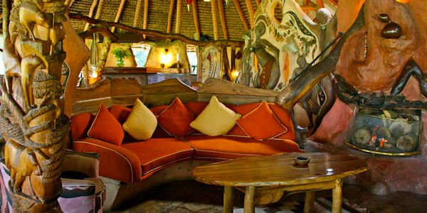 Na uw gamedrive dineren in het warm ingerichte restaurant en een drankje bij de openhaard, accommodatie Naivasha Meer in Kenia