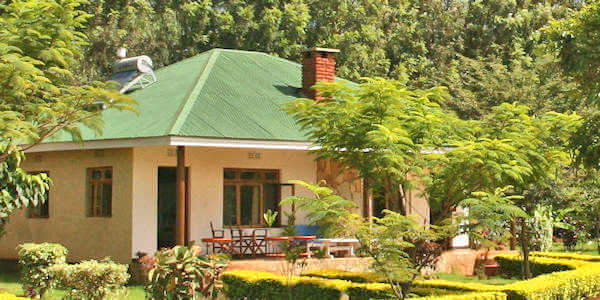 Country Lodge Karatu bungalow met veranda, Ngorongoro Krater in Tanzania