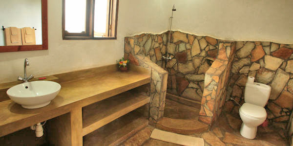 Country Lodge Karatu inrichting badkamer, Ngorongoro Krater in Tanzania