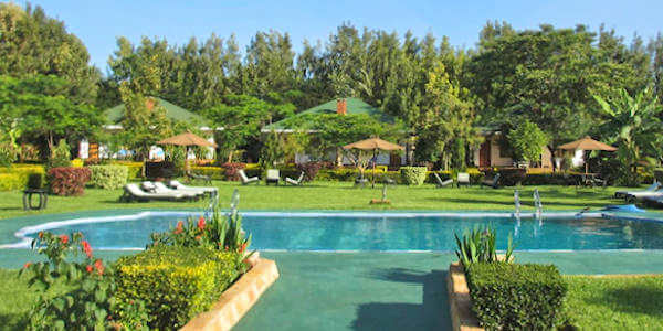 Country Lodge Karatu accommodatie zwembad met ligbedden, Ngorongoro Krater in Tanzania
