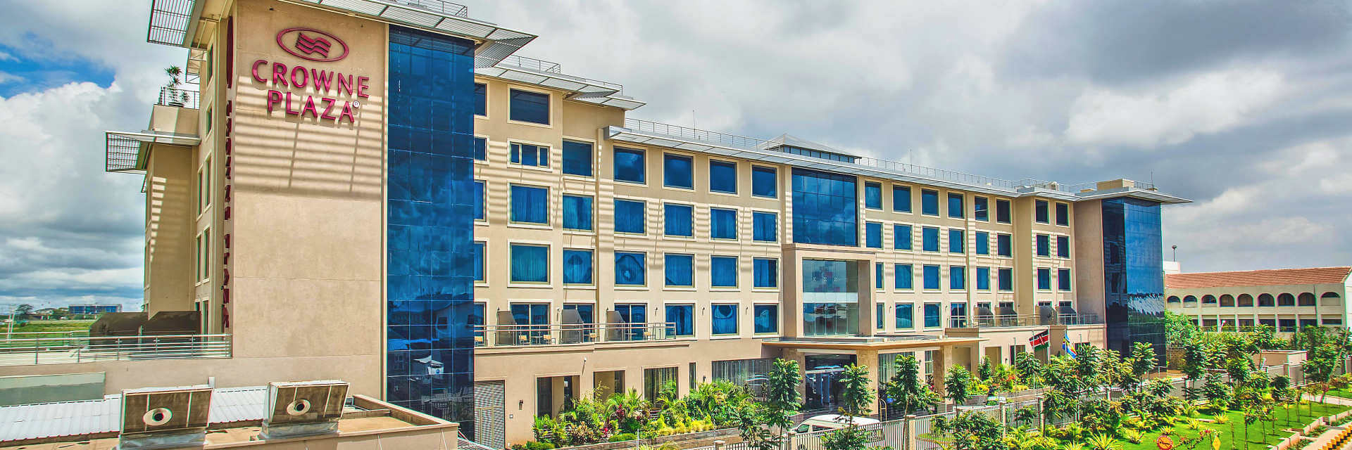 The Crowne Plaza Nairobi Airport modern hotel op het terrein van de internationale luchthaven JKIA in Nairobi The Crowne Plaza Nairobi Airport modern hotel op het terrein van de internationale luchthaven JKIA in Nairobi