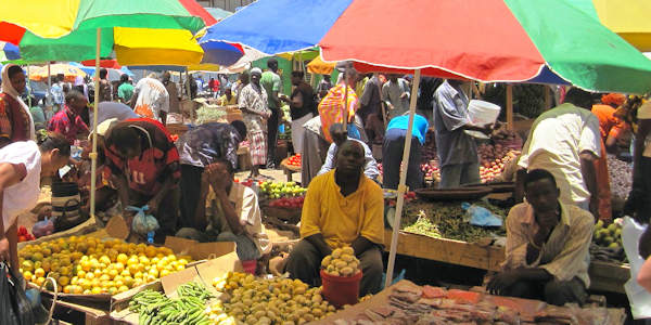 Kariakoo Markt - Swahili street, Dar Es Salaam in Tanzania Kariakoo Markt - Swahili street, Dar Es Salaam in Tanzania
